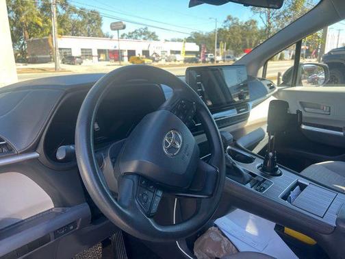 2023 Toyota Sienna LE