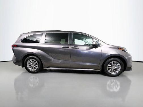2023 Toyota Sienna LE