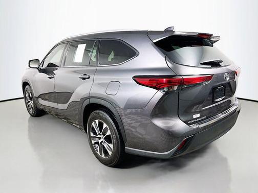 Magnetic Gray Metallic 2022 Toyota Highlander XLE