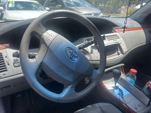Silver 2005 Toyota Avalon XLS