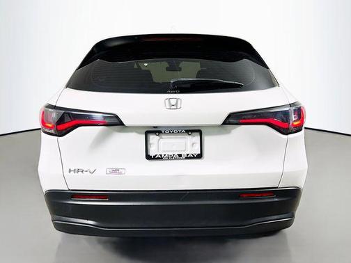 Platinum White Pearl 2023 Honda HR-V LX
