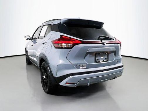 Boulder Gray Pearl 2021 Nissan Kicks SR