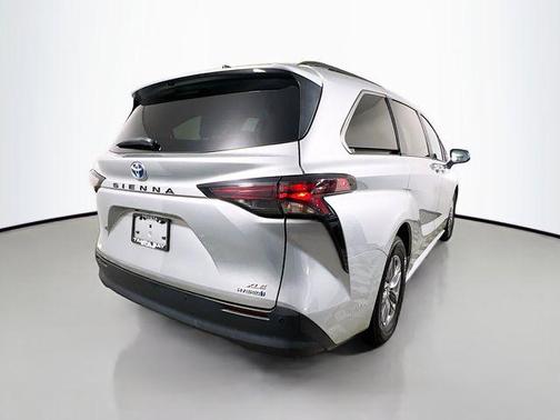 2024 Toyota Sienna XLE