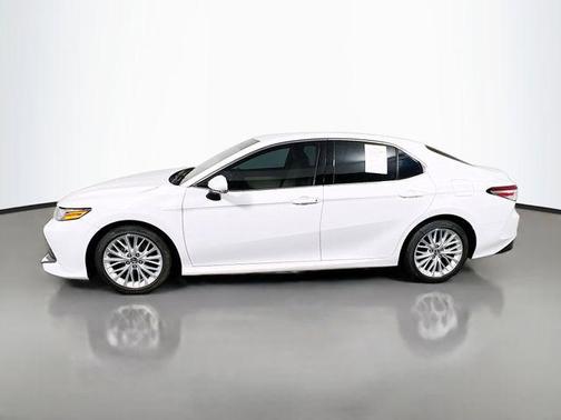 Super White 2018 Toyota Camry XLE