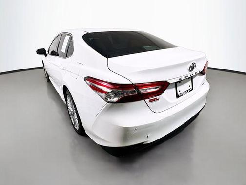 Super White 2018 Toyota Camry XLE