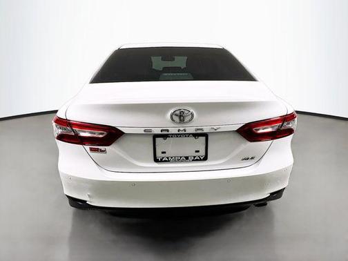 Super White 2018 Toyota Camry XLE