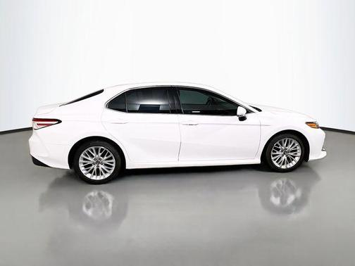 Super White 2018 Toyota Camry XLE