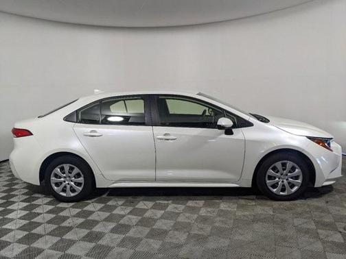 Photo 3 of 27 of 2020 Toyota Corolla LE