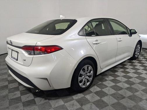 Photo 4 of 27 of 2020 Toyota Corolla LE