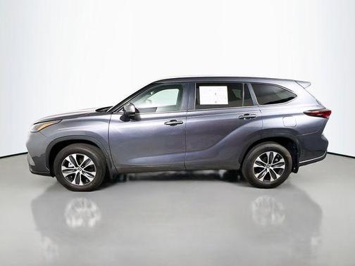 Magnetic Gray Metallic 2024 Toyota Highlander XLE