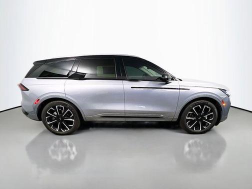 Lustrous Gray Metallic 2025 Lincoln Nautilus Reserve