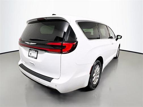 2024 Chrysler Pacifica Touring