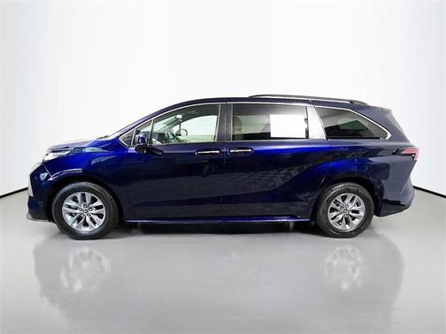 2022 Toyota Sienna XLE 8 Passenger
