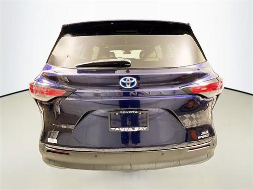 2022 Toyota Sienna XLE 8 Passenger