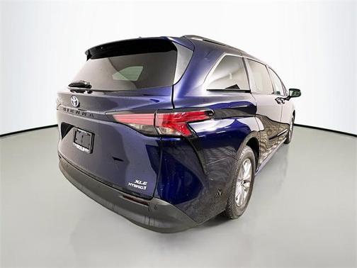 2022 Toyota Sienna XLE 8 Passenger