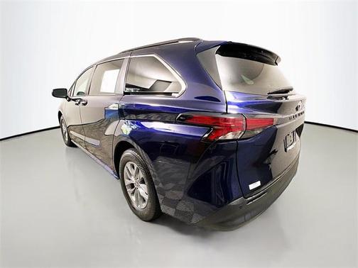 2022 Toyota Sienna XLE 8 Passenger