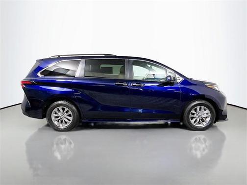 2022 Toyota Sienna XLE 8 Passenger