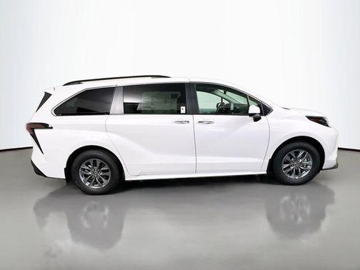 Wind Chill Pearl 2026 Toyota Sienna XLE