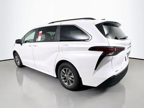 Wind Chill Pearl 2026 Toyota Sienna XLE