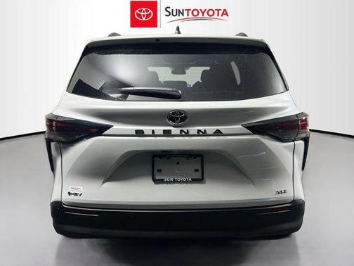 Wind Chill Pearl 2026 Toyota Sienna XLE