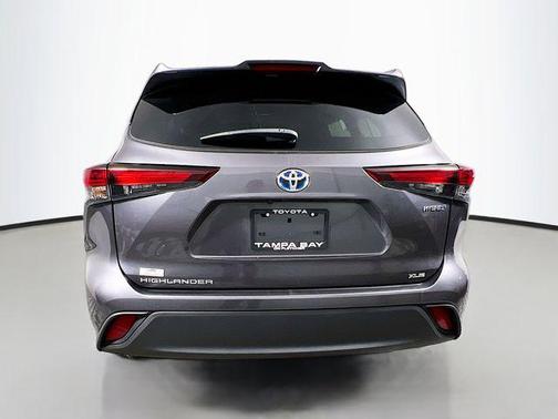 Magnetic Gray Metallic 2024 Toyota Highlander Hybrid XLE