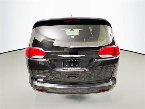 2022 Chrysler Voyager LX