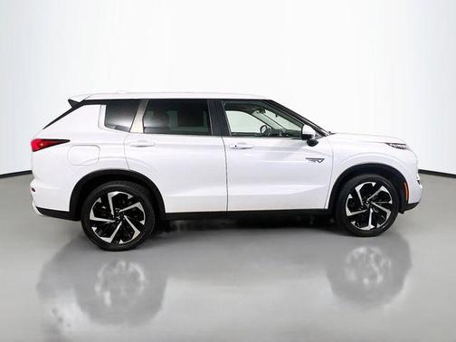 Diamond White 2023 Mitsubishi Outlander SE S-AWC