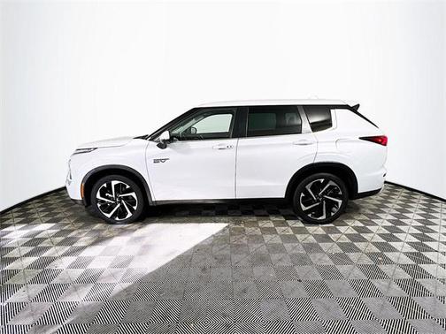 Diamond White 2023 Mitsubishi Outlander SE S-AWC