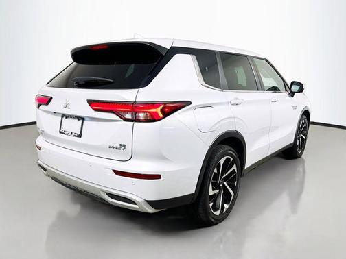Diamond White 2023 Mitsubishi Outlander SE S-AWC