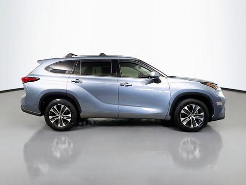 Moon Dust 2021 Toyota Highlander XLE