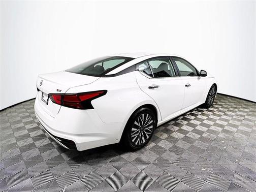 Pearl White Tricoat 2023 Nissan Altima 2.5 SV