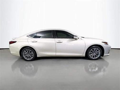 2022 Lexus ES 300h Base