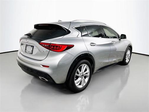 2017 INFINITI QX30 Premium