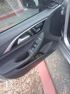 2017 INFINITI QX30 Premium