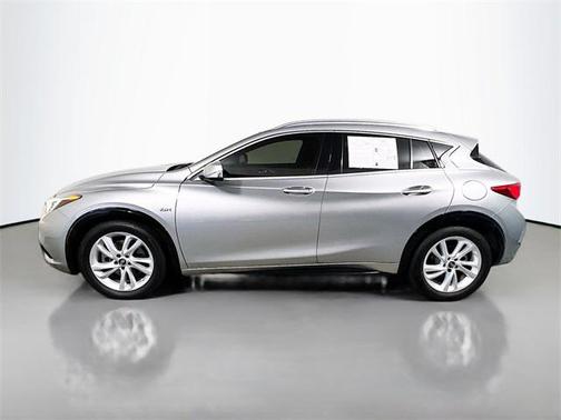 2017 INFINITI QX30 Premium