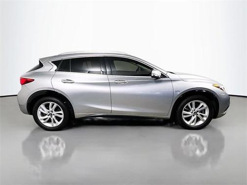 2017 INFINITI QX30 Premium