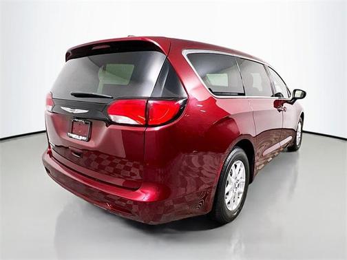 2022 Chrysler Voyager LX