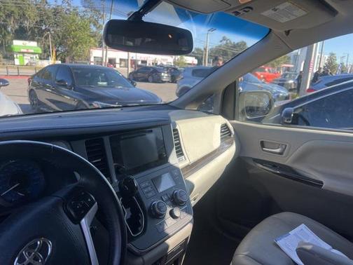 2017 Toyota Sienna XLE