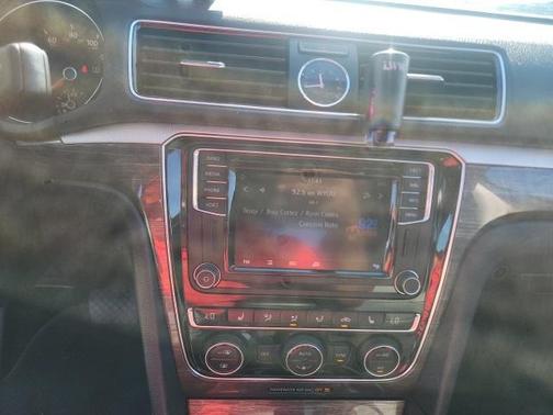 2017 Volkswagen Passat 1.8T SE w/Technology