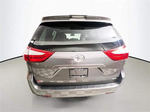 2018 Toyota Sienna XLE
