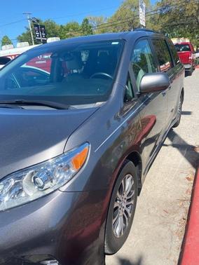 2018 Toyota Sienna XLE