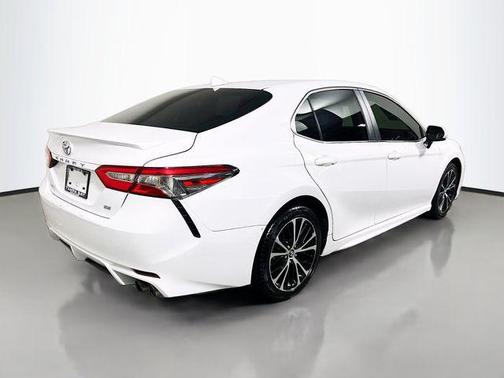 Super White 2019 Toyota Camry SE