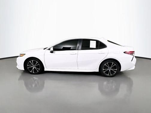 Super White 2019 Toyota Camry SE