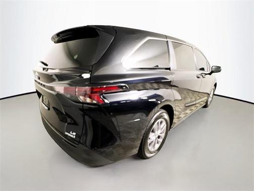 2023 Toyota Sienna LE