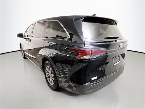 2023 Toyota Sienna LE