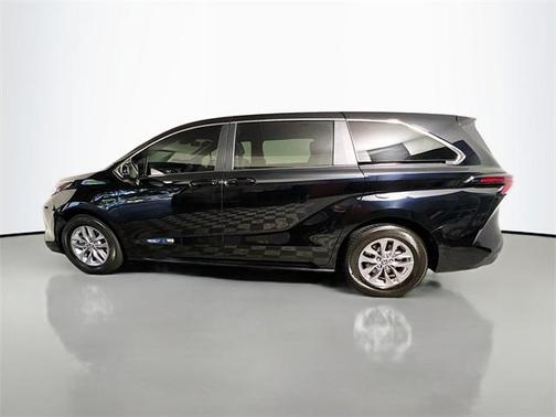 2023 Toyota Sienna LE