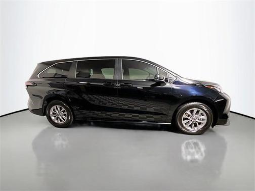2023 Toyota Sienna LE