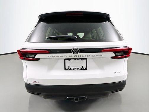 Wind Chill Pearl 2024 Toyota Grand Highlander XLE