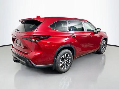Ruby Flare Pearl 2026 Toyota Highlander XLE