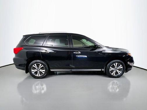 Magnetic Black Metallic 2017 Nissan Pathfinder SL